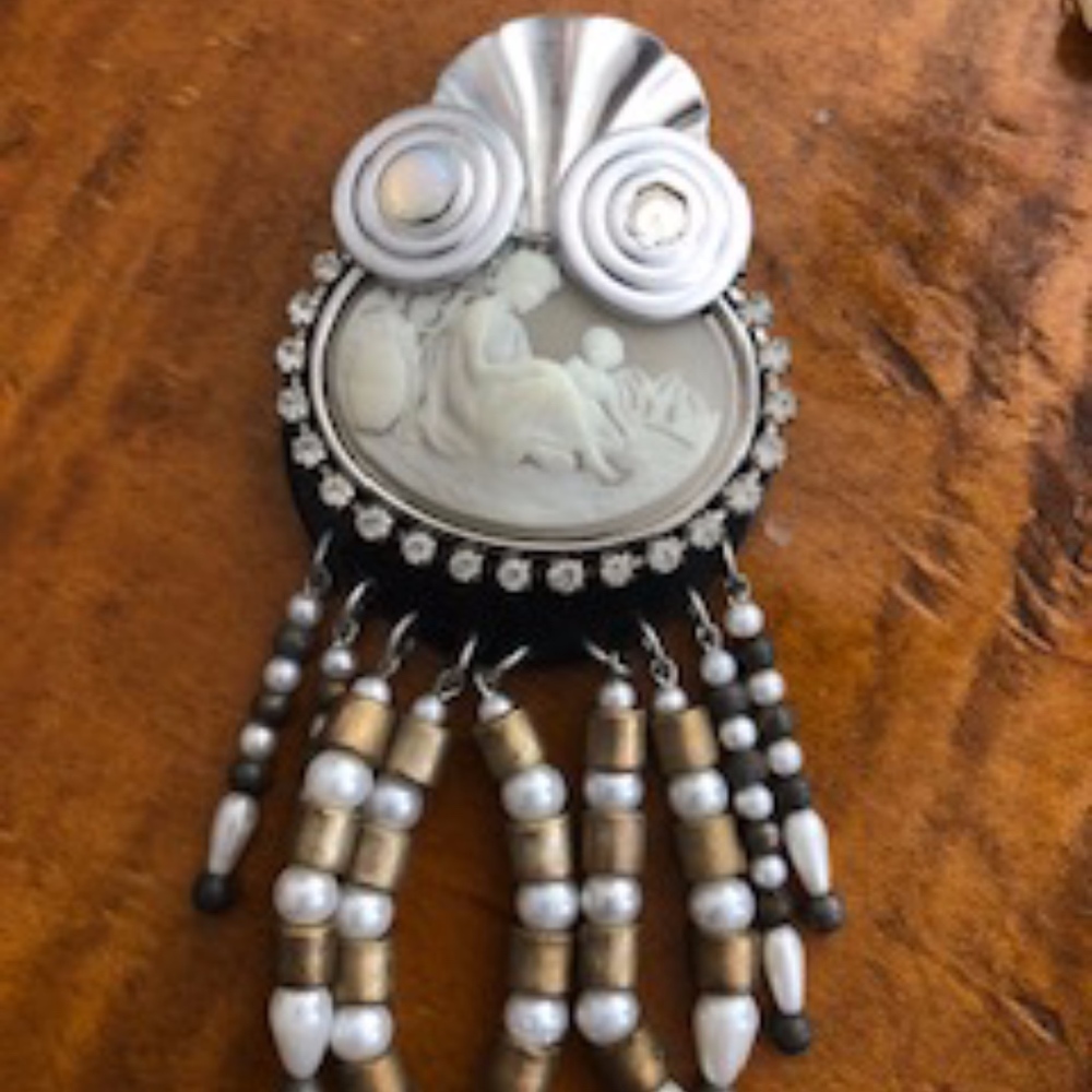 Cameo brooch